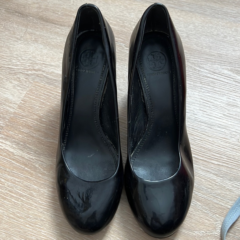 Black Tory Burch molded logo pump
